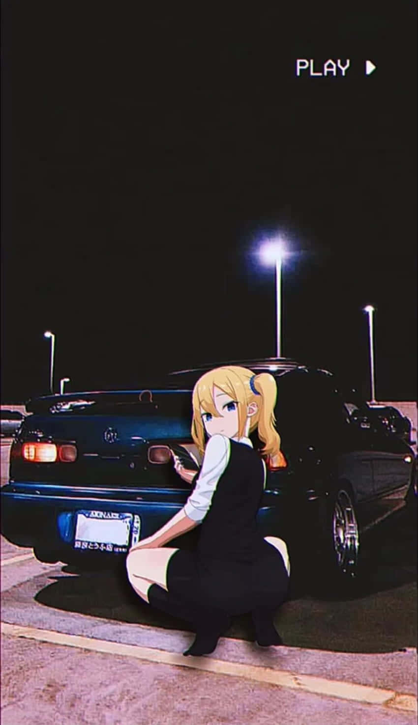 動漫女孩 桌布 壁紙 — 金髮雙馬尾的動漫女孩在夜晚明亮的停車場燈光下蹲在一輛深藍色跑車旁邊。