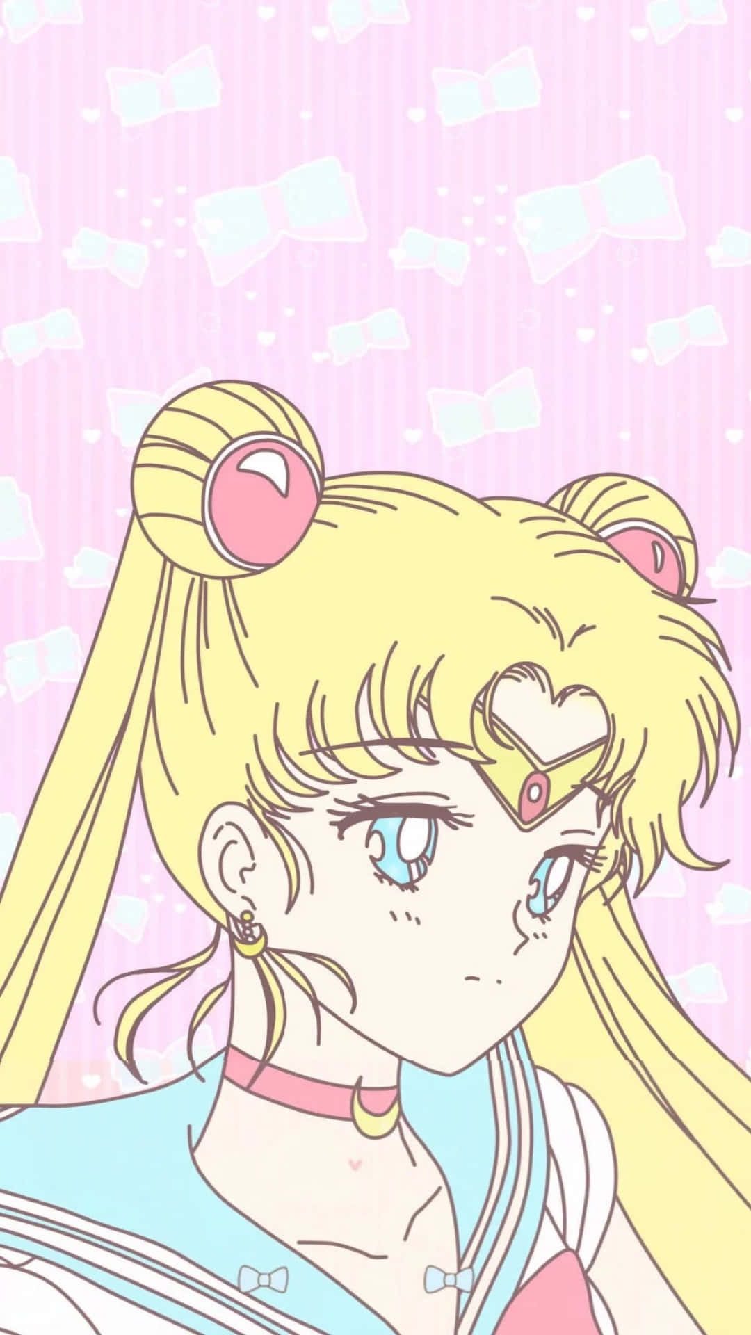 美少女戰士 桌布 壁紙 — 金髮雙馬尾藍眼動漫女孩，在粉紅條紋背景上，溫柔地凝視著飄浮的蝴蝶結。
