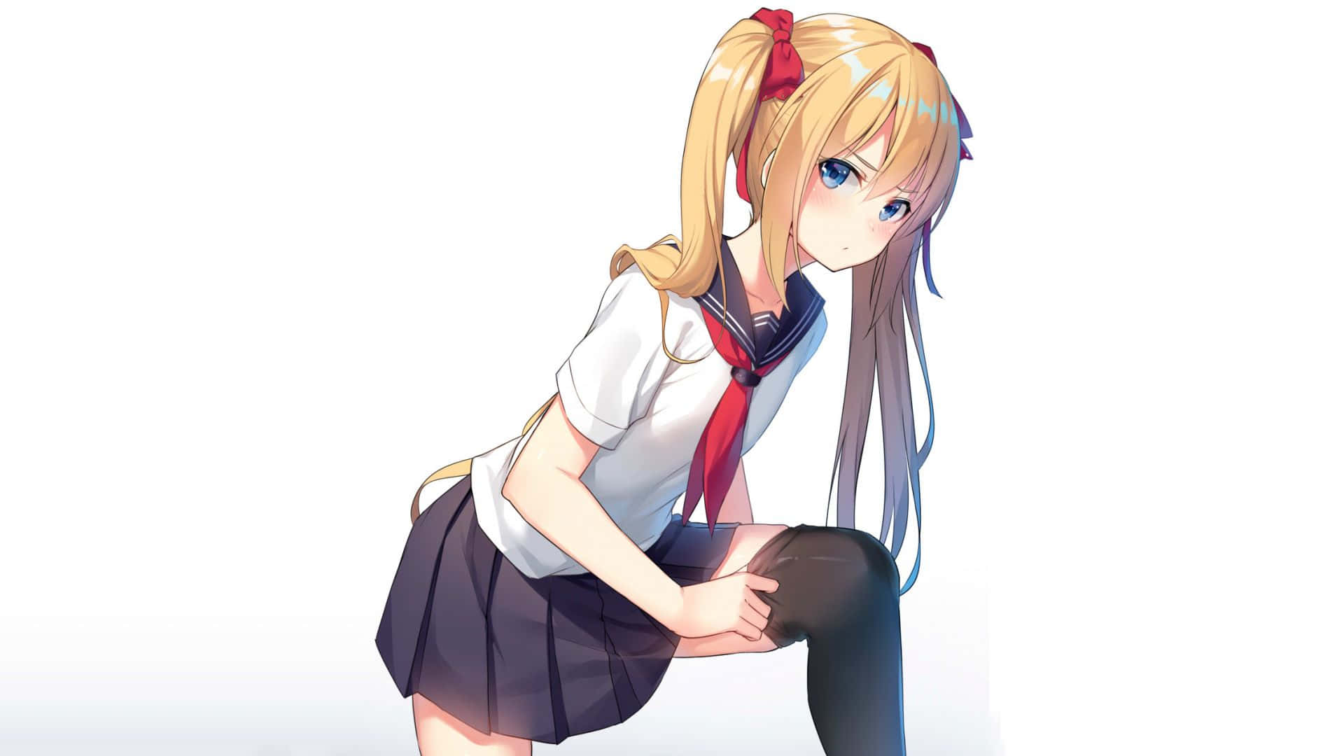動漫女孩 桌布 壁紙 — 金髮雙馬尾藍眼動漫女孩穿著水手服，蹲在純白背景前。