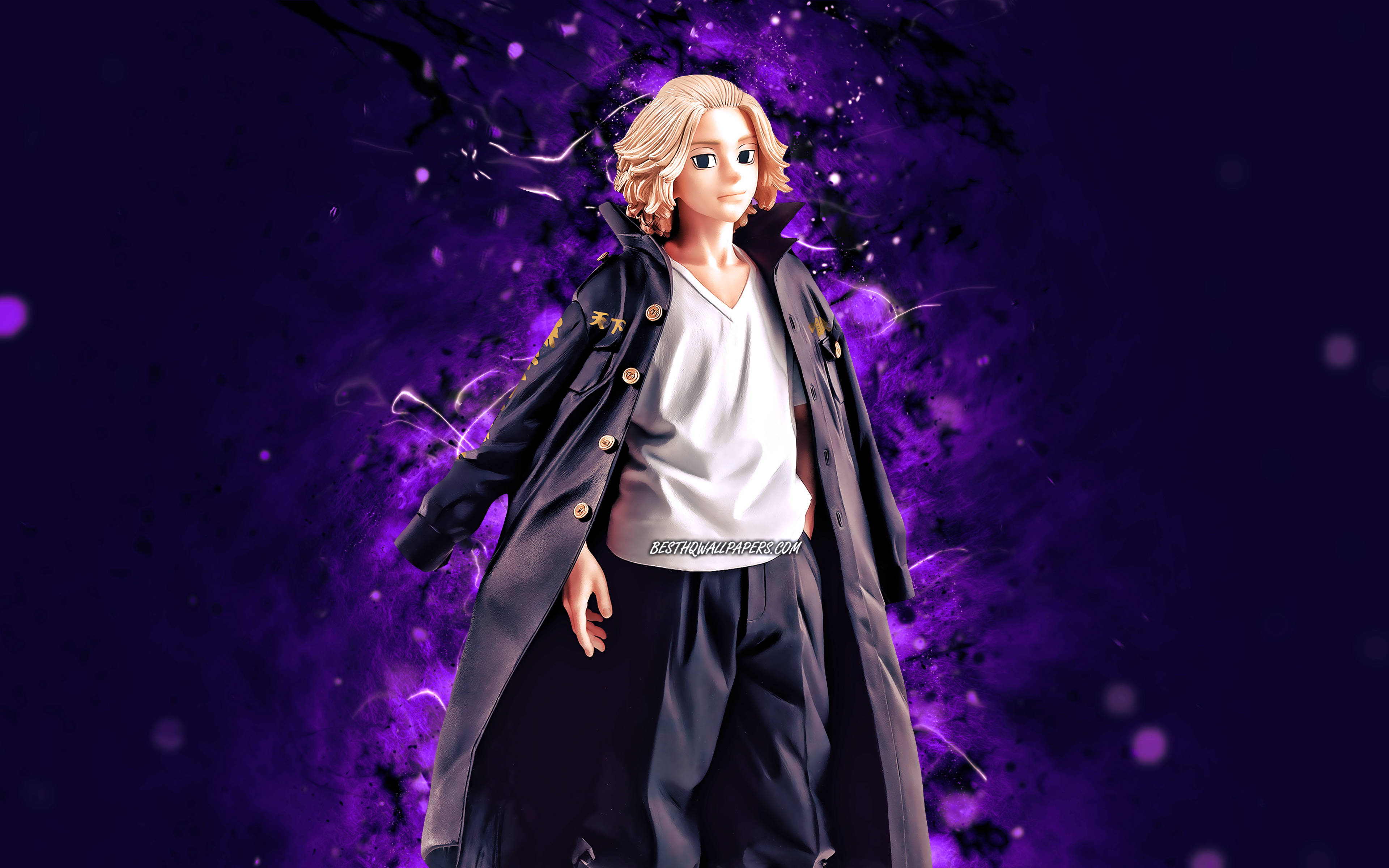 Manjiro 桌布 壁紙 — 金髮黑外套的動漫角色站在充滿活力的紫色電光背景前。
