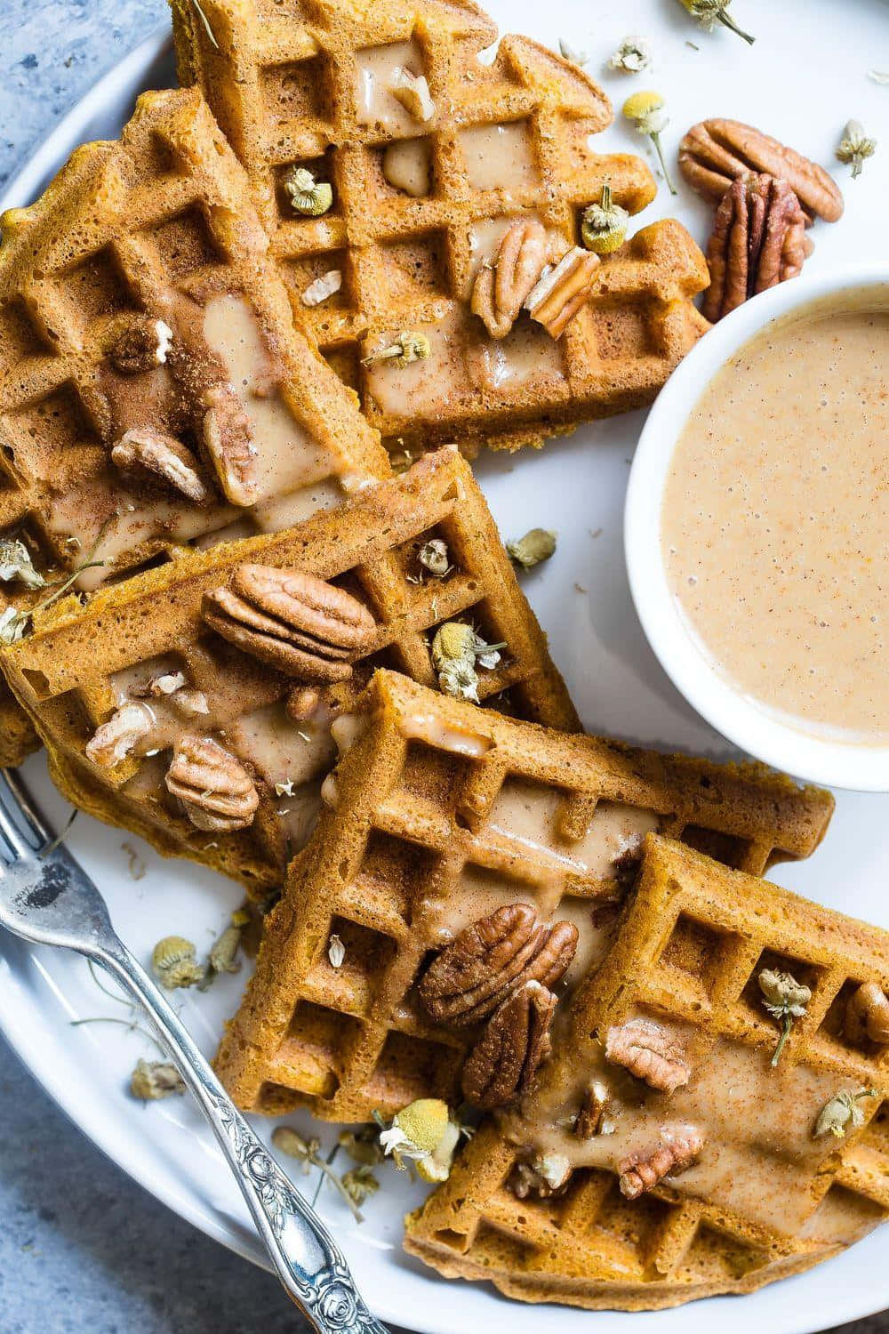 Waffle 桌布 壁紙 — 金黃南瓜鬆餅，上面放有胡桃和淋上糖漿，放在白色盤子上，搭配奶油醬汁。
