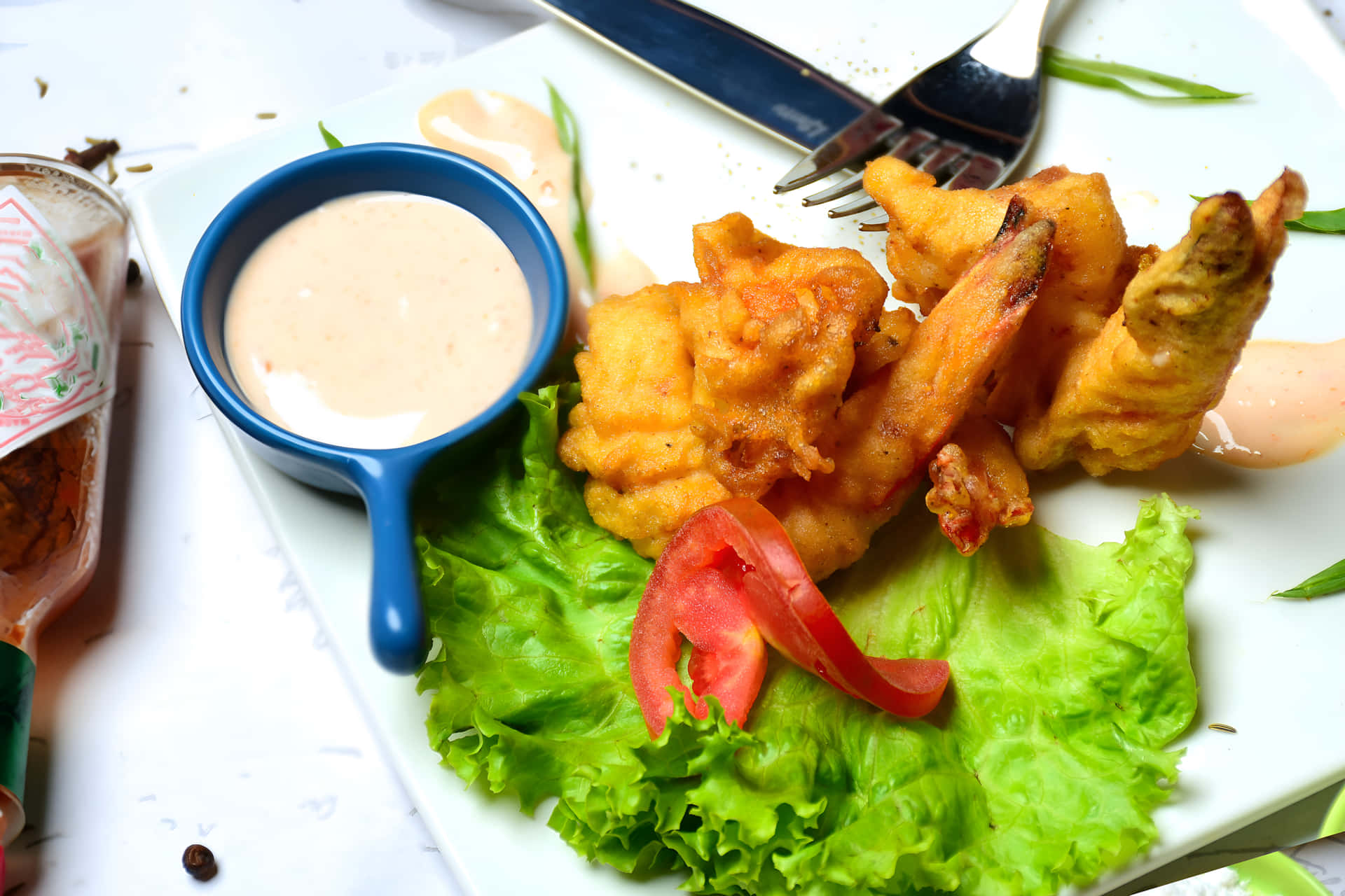 Fried prawn on a plate with white sauce 壁紙 — 金黃炸蝦和魷魚，搭配脆生菜、番茄片和奶油蘸醬。