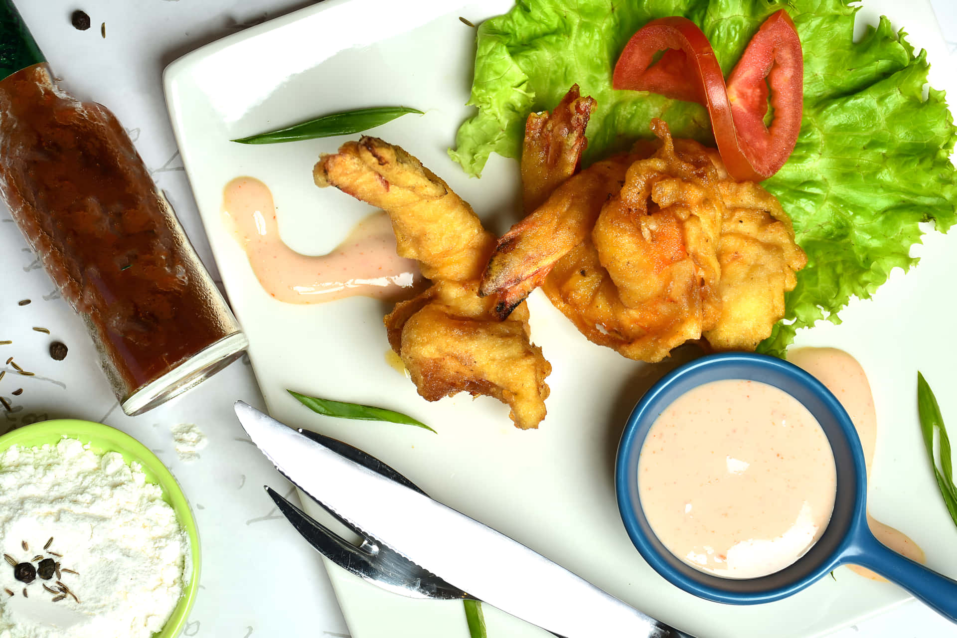 Fried prawn on a plate with white sauce 壁紙 — 金黃炸蝦放在生菜上，搭配番茄片和奶油醬。