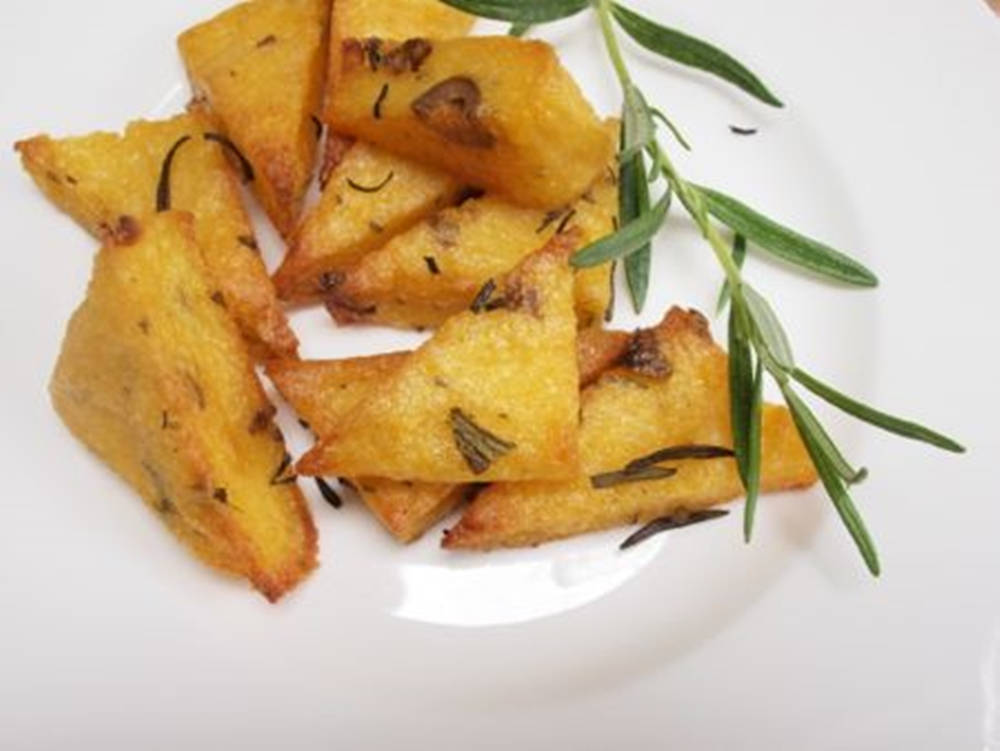 Rosemary 桌布 壁紙 — 金黃烤薯角配迷迭香枝，置於潔白盤上。