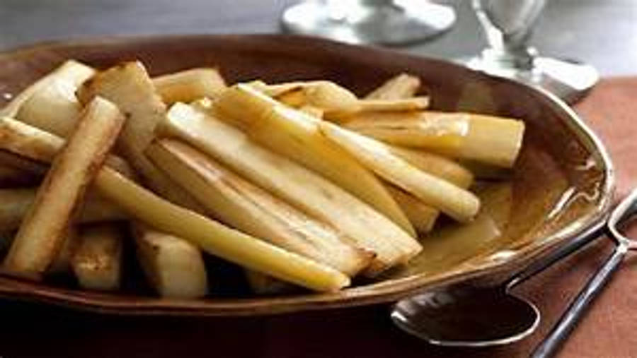 Parsnip 桌布 壁紙 — 金黃色厚切薯條高高堆在鄉村風陶瓷碗中，旁邊有湯匙和玻璃器皿。