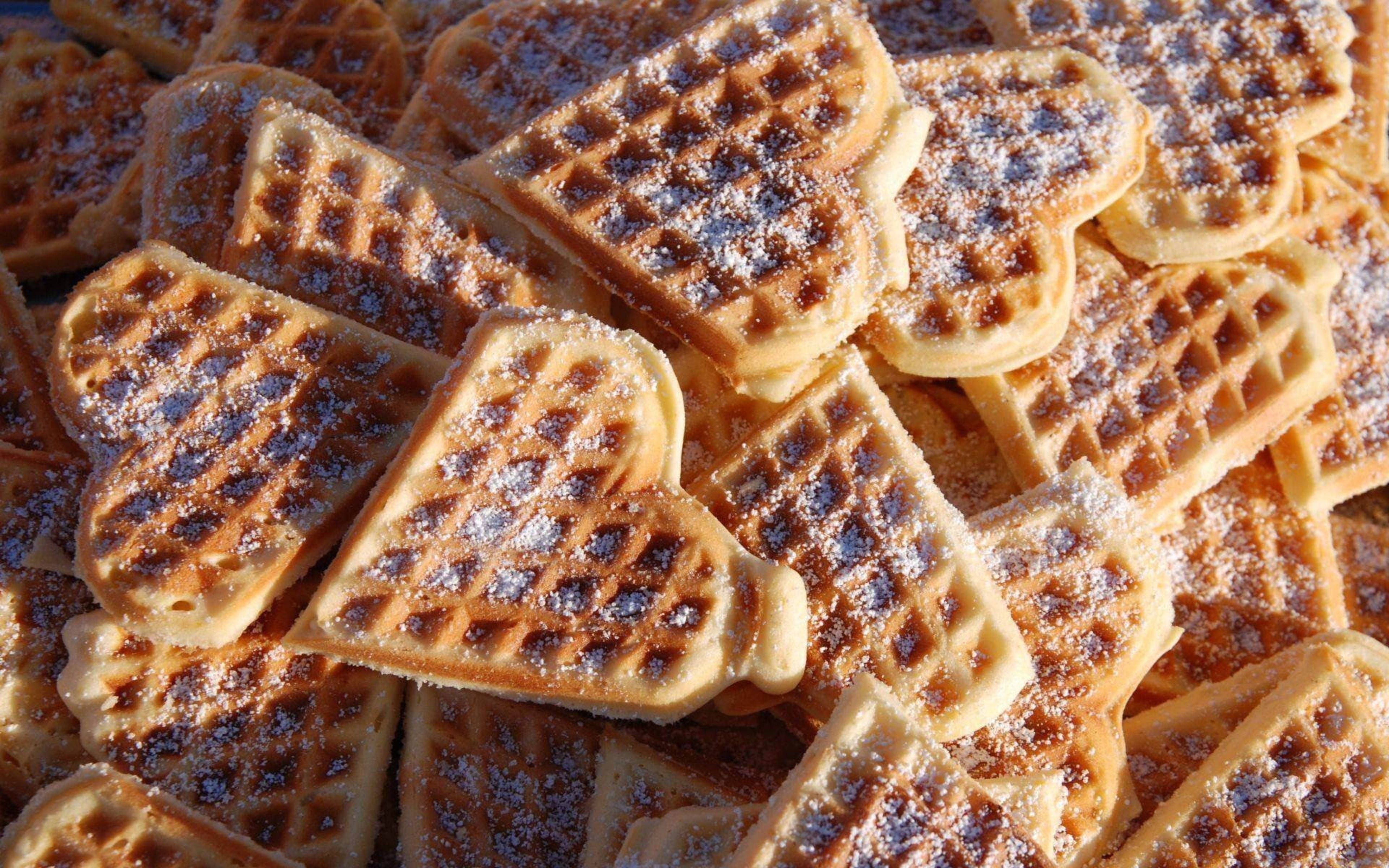 Waffle 桌布 壁紙 — 金黃色心形鬆餅撒上糖粉，堆成溫暖誘人的一堆。