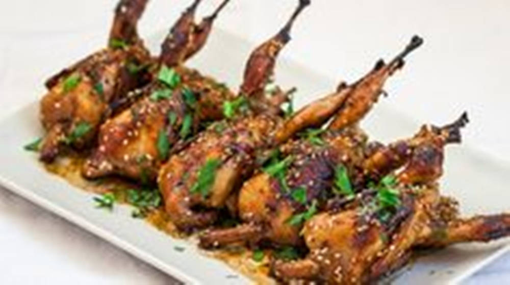Quail 桌布 壁紙 — 金黃色烤鵪鶉，飾以新鮮歐芹和芝麻，放在白色盤子上。