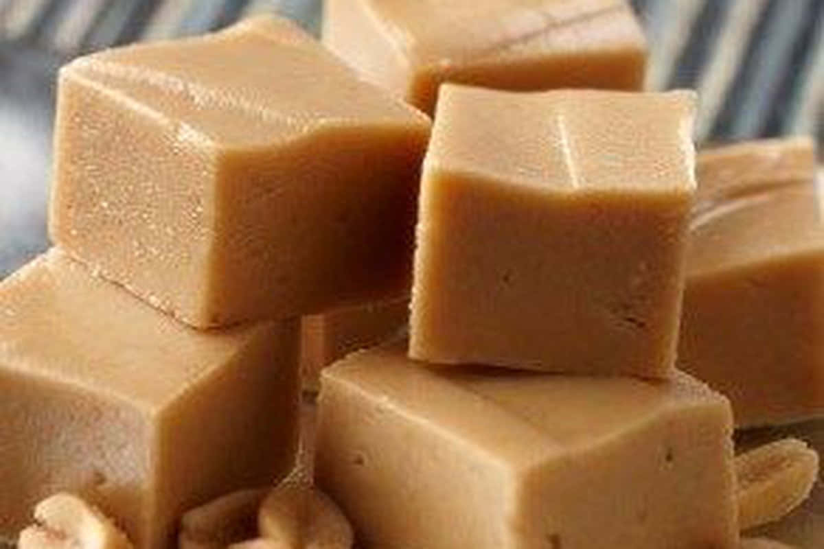 Penuche Fudge 桌布 壁紙 — 金黃色焦糖軟糖方塊堆疊在條紋布上，撒有腰果。