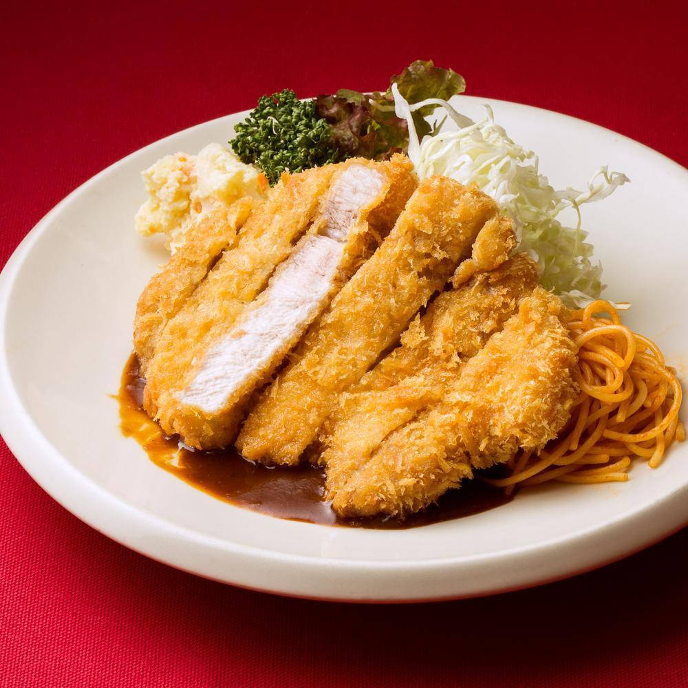 Food Photography 桌布 壁紙 — 金黃色的切片炸豬排，外層酥脆，放在白色盤子上的麵條和醬汁上，襯以豐富的紅色背景。