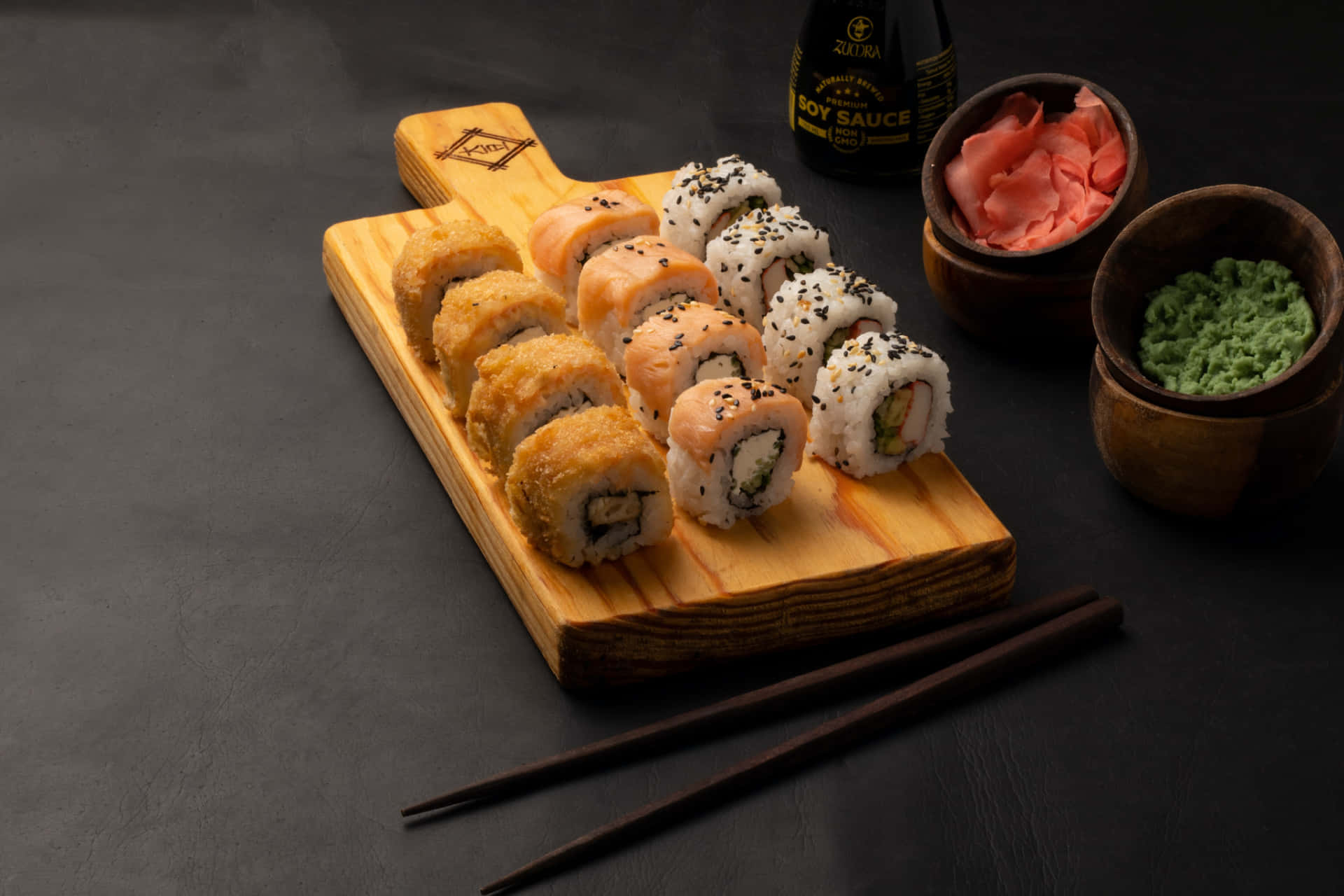 Food Photography 桌布 壁紙 — 金黃色的天婦羅和芝麻卷整齊地擺放在木板上，配以醬油、生薑和芥末，盛在質樸的碗中。