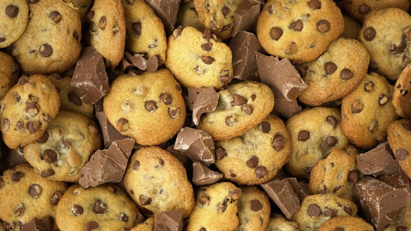 1366x768 Cookies 桌布 壁紙 — 金黃色的巧克力曲奇餅，堆疊著豐富的黑巧克力塊，特寫鏡頭。