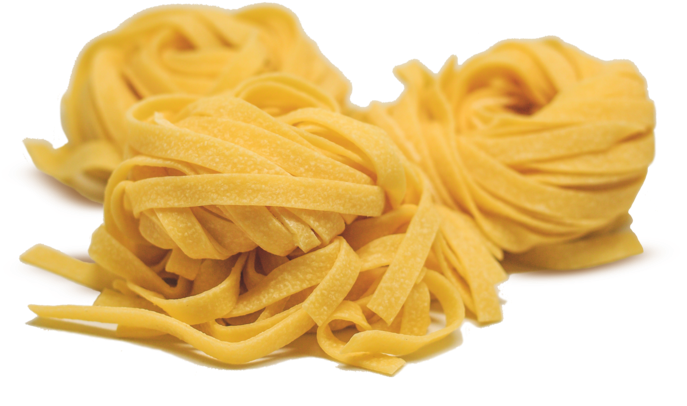 Pasta 桌布 壁紙 — 金黃色的新鮮義大利麵條在 stark 黑色背景下堆成柔軟的螺旋狀。