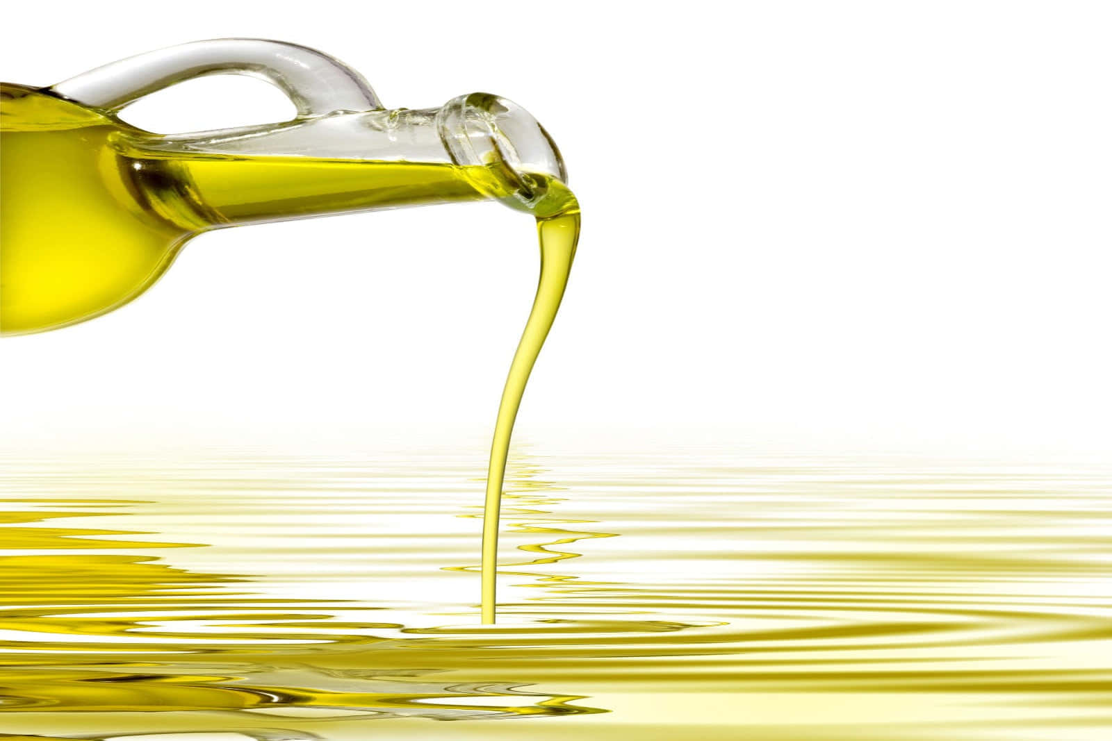 Oil 桌布 壁紙 — 金黃色的橄欖油從玻璃瓶優雅地流入反射池中，在明亮的白色背景上形成輕柔的漣漪。