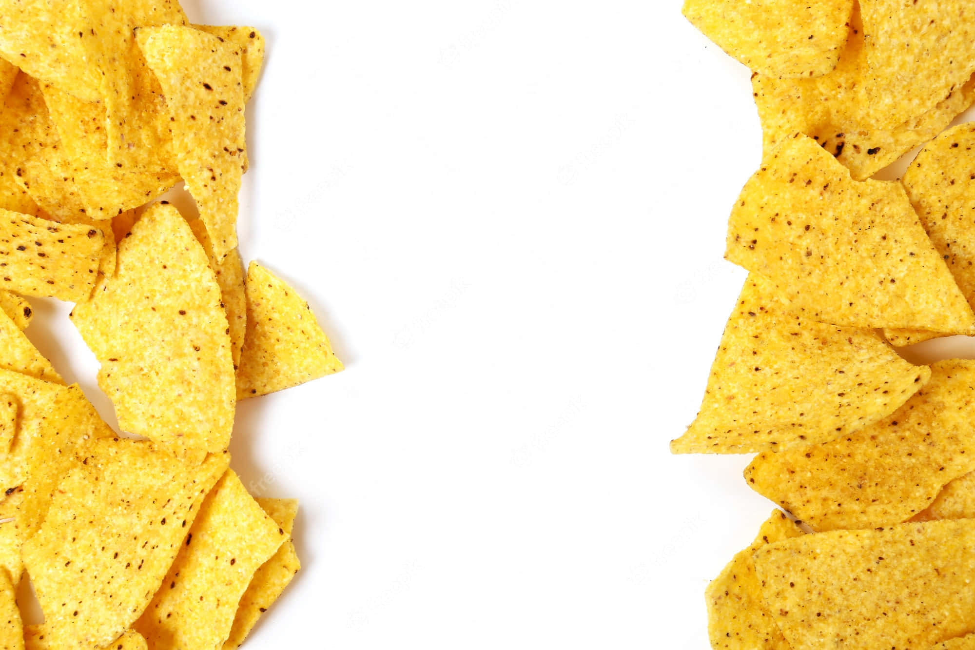 Snacks 桌布 壁紙 — 金黃色的玉米片配上深色調味料，在純白背景上形成邊框。