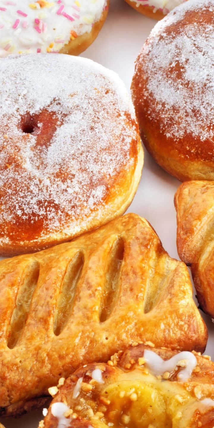 Pastry 桌布 壁紙 — 金黃色的糕點撒上糖粉，並飾以彩色糖粒和糖霜。