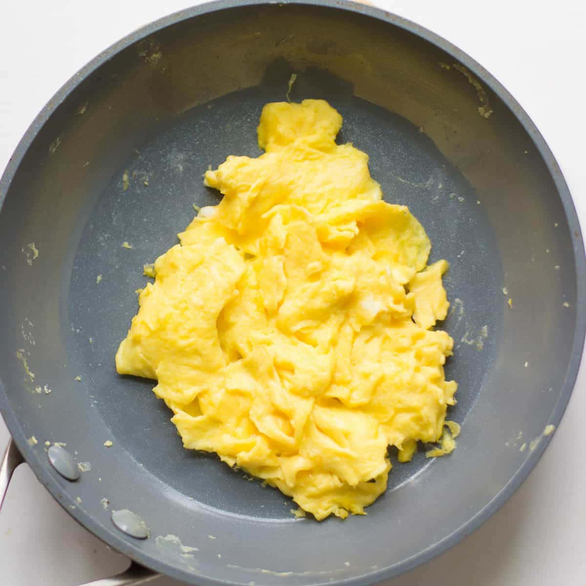 Scrambled Egg 桌布 壁紙 — 金黃色的軟滑炒蛋在深灰色的不沾煎鍋中滋滋作響。