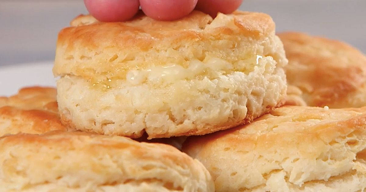 Cookie 桌布 壁紙 — 金黃色餅乾的特寫，融化的奶油在上面閃閃發光，手指輕輕按壓。