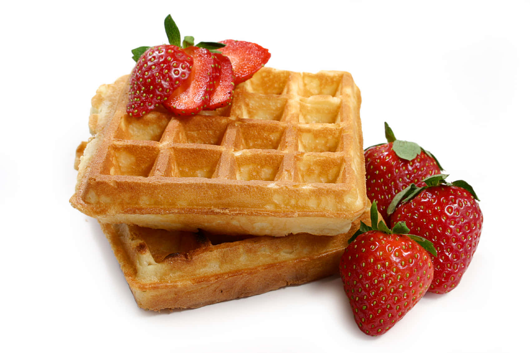 Waffle 桌布 壁紙 — 金黃色鬆餅層層疊起，搭配新鮮切片草莓和完整莓果，置於純白背景上。