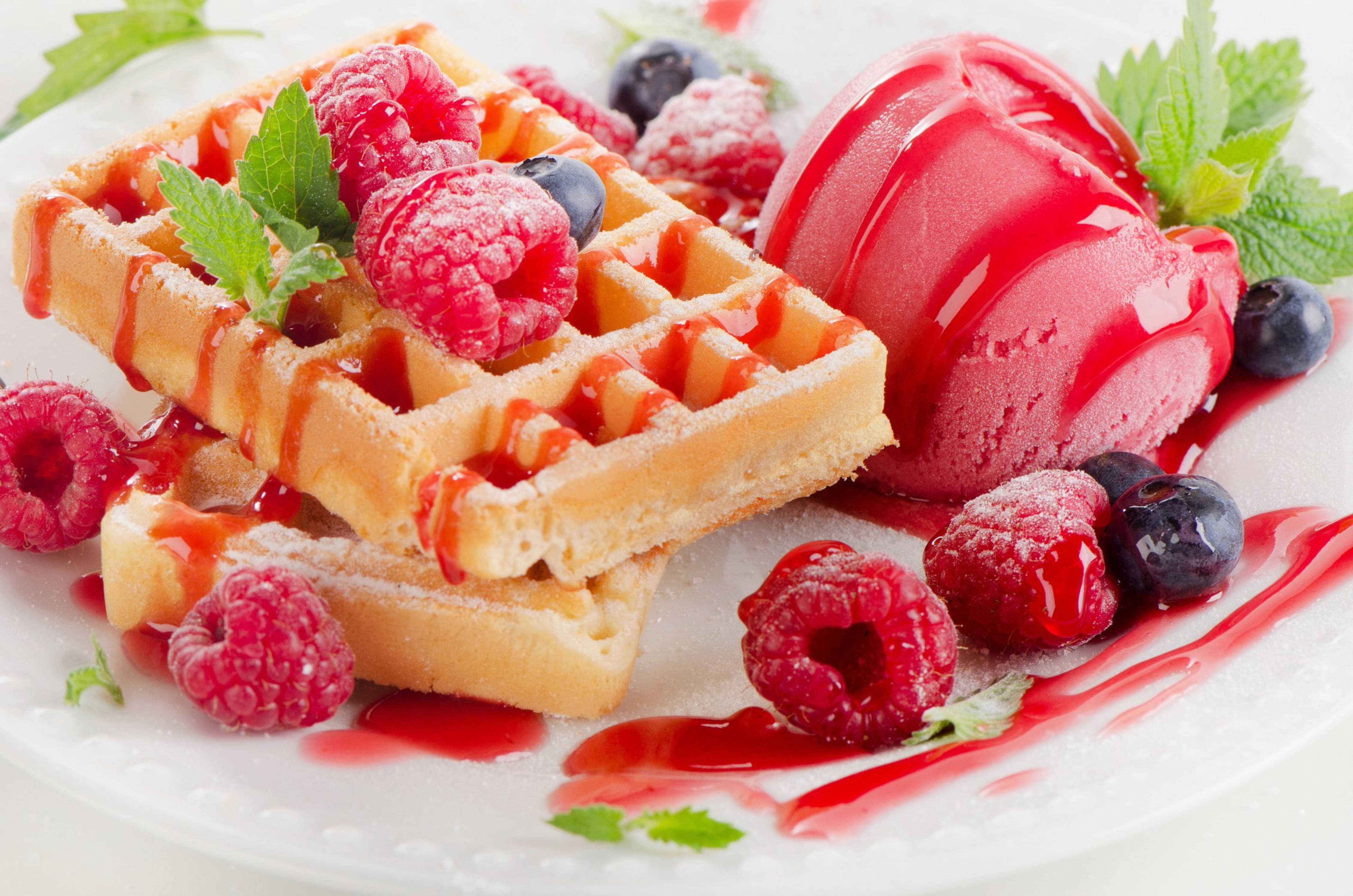Waffle 桌布 壁紙 — 金黃色鬆餅配上新鮮覆盆子、藍莓、薄荷葉，以及一球鮮紅色的草莓冰淇淋，再淋上醬汁。