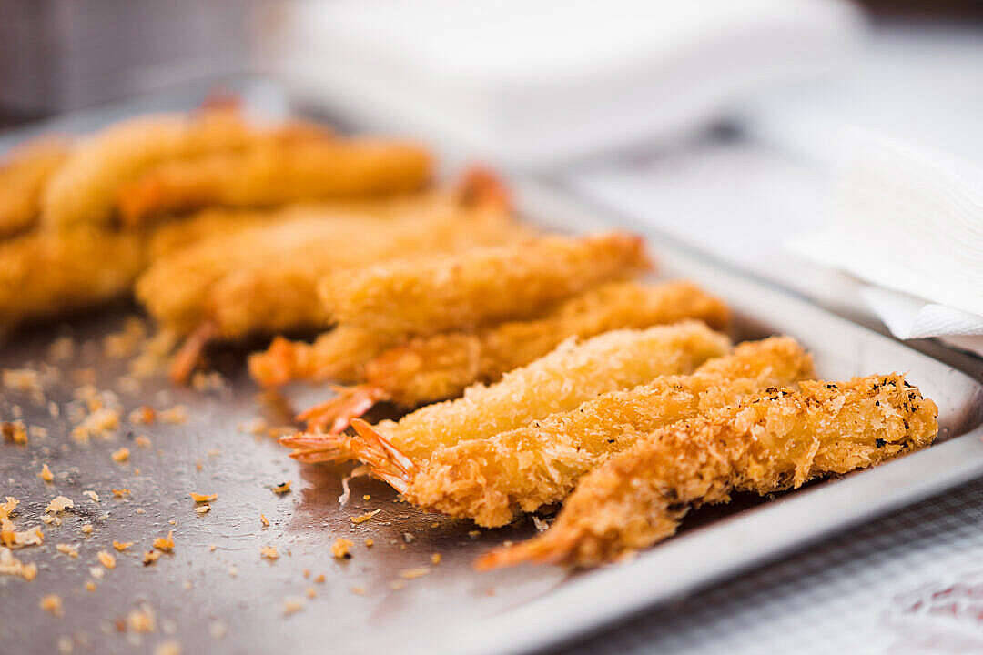 酥脆帶尾炸蝦放在金屬托盤上。 — 食物動圖 壁紙