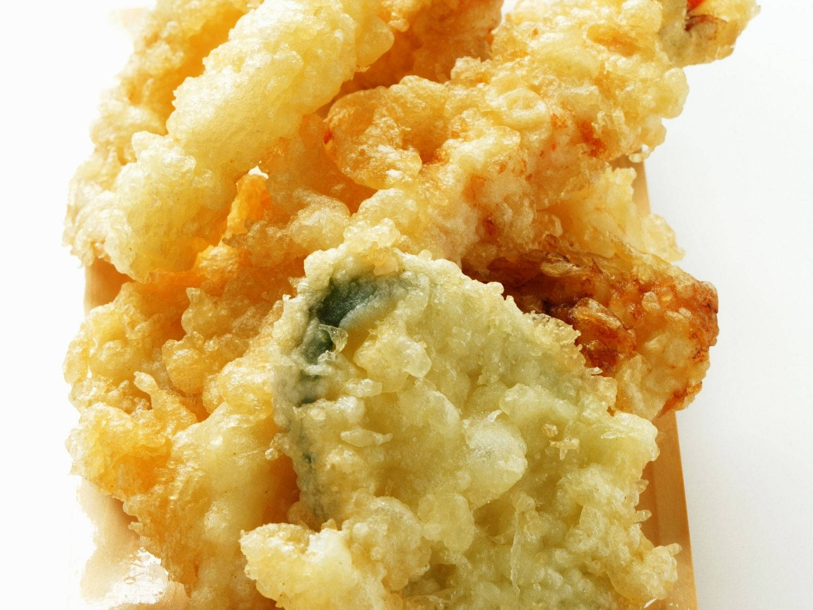 shrimp 桌布 壁紙 — 金黃酥脆的天婦羅，木盤上可見綠色蔬菜從麵糊中露出。