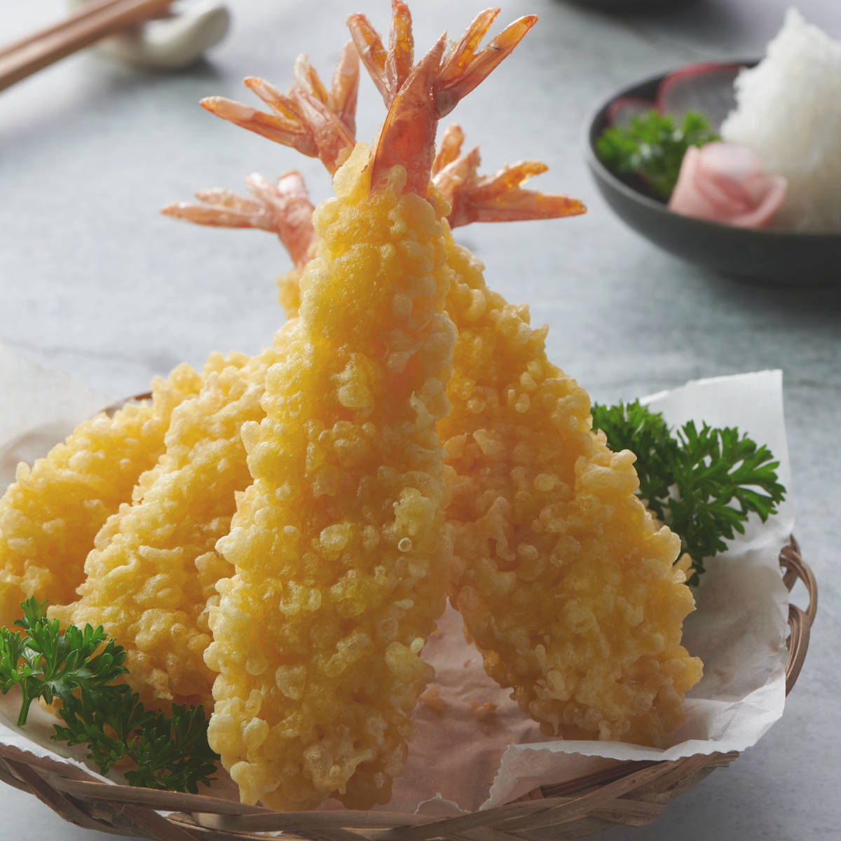 shrimp 桌布 壁紙 — 金黃酥脆的天婦羅蝦高高堆放在編織籃中，飾以新鮮歐芹。