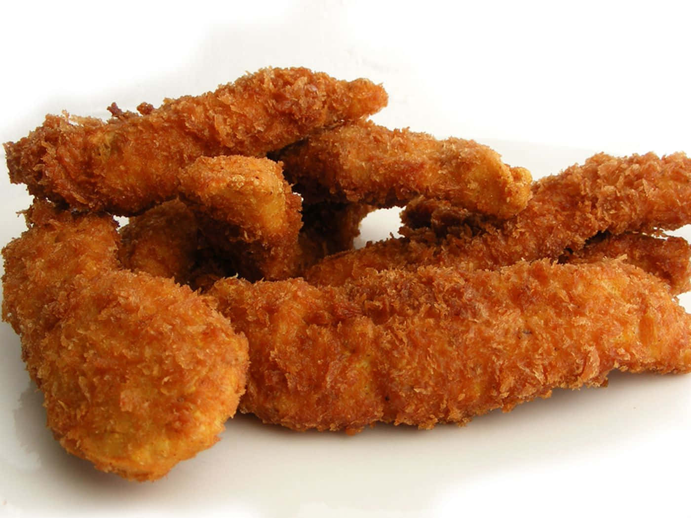 fried chicken 桌布 壁紙 — 金黃酥脆的炸雞柳高高堆在潔白的盤子上。