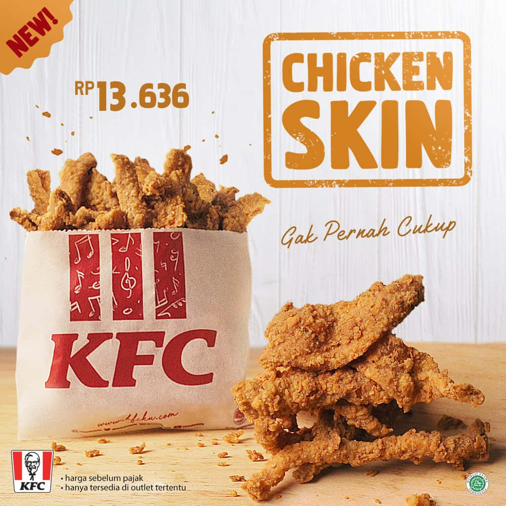 肯德基 桌布 壁紙 — 金黃酥脆的炸雞皮從印有KFC標誌的紙袋中灑落在木質表面上，附有價格和促銷文字。