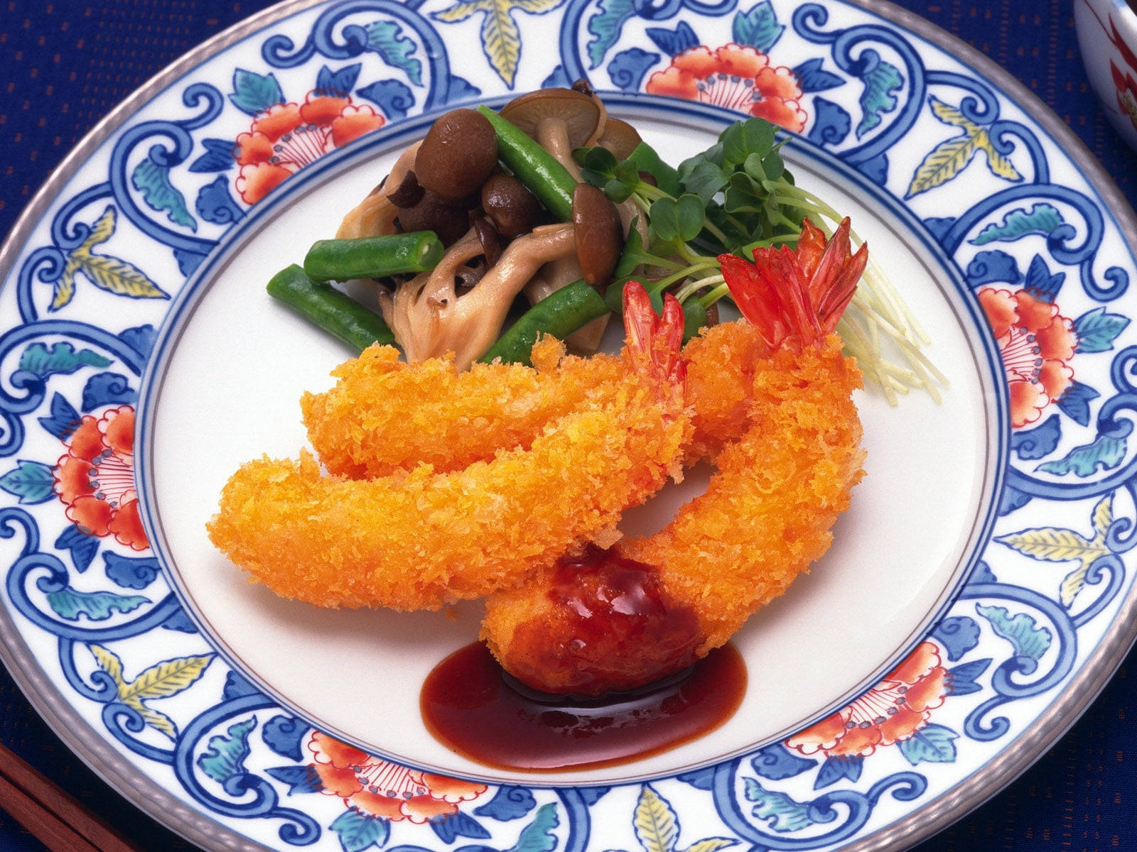 shrimp 桌布 壁紙 — 金黃酥脆的蝦天婦羅搭配蘑菇和青豆，置於藍色花卉盤中，佐以甜醬。