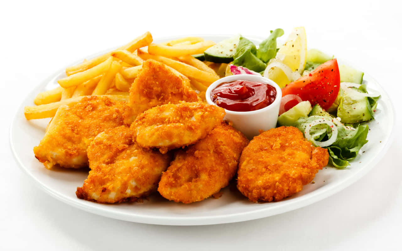 Chicken Nuggets 桌布 壁紙 — 金黃酥脆雞塊搭配薯條和新鮮沙拉，放在白色盤子上。