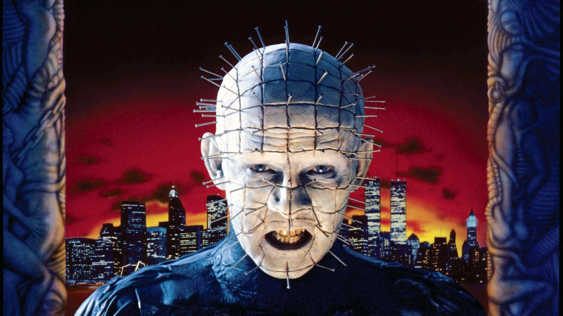 Pinhead 桌布 壁紙 — 針頭從門口威脅地凝視著黃昏時分火熱的城市天際線。