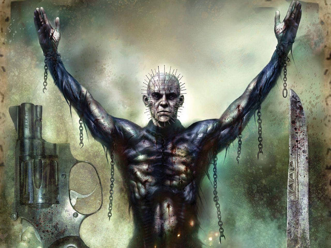 Pinhead 桌布 壁紙 — 針頭站立，雙臂高舉，鎖鏈懸垂，旁邊放著左輪手槍和刀，場景骯髒恐怖。