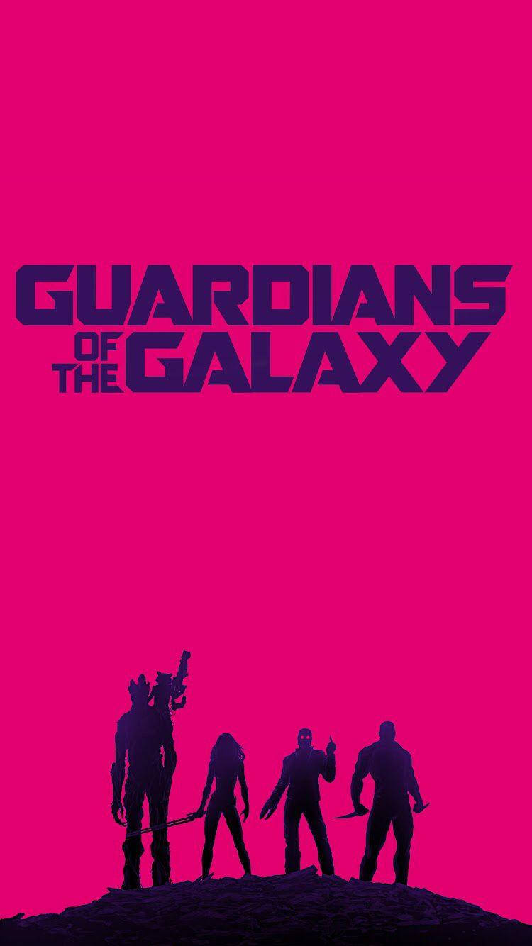 4K Guardians Of The Galaxy 桌布 壁紙 — 銀河守護者的剪影站在岩石露頭上，背景是充滿活力的粉紅色，並有粗體紫色標題文字。