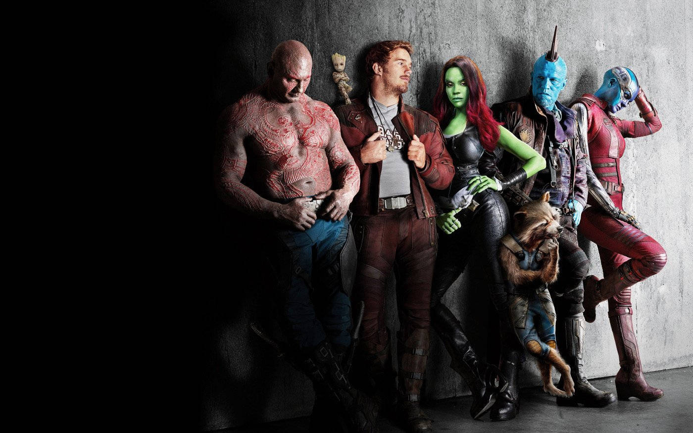 4K Guardians Of The Galaxy 桌布 壁紙 — 銀河守護隊的船員在戲劇性的工作室燈光下靠在粗糙的混凝土牆上。