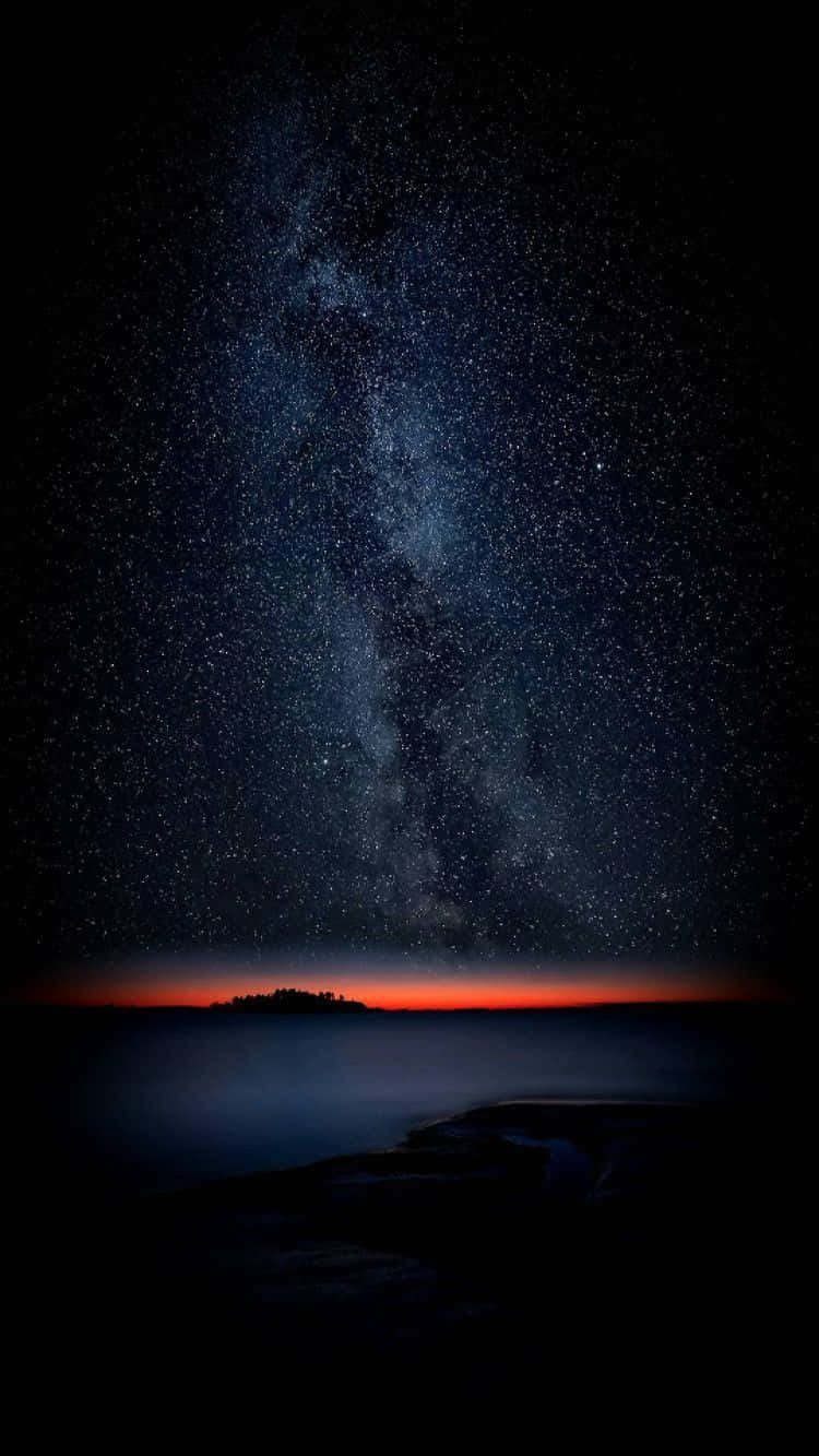 銀河懸掛在海洋上空 壁紙