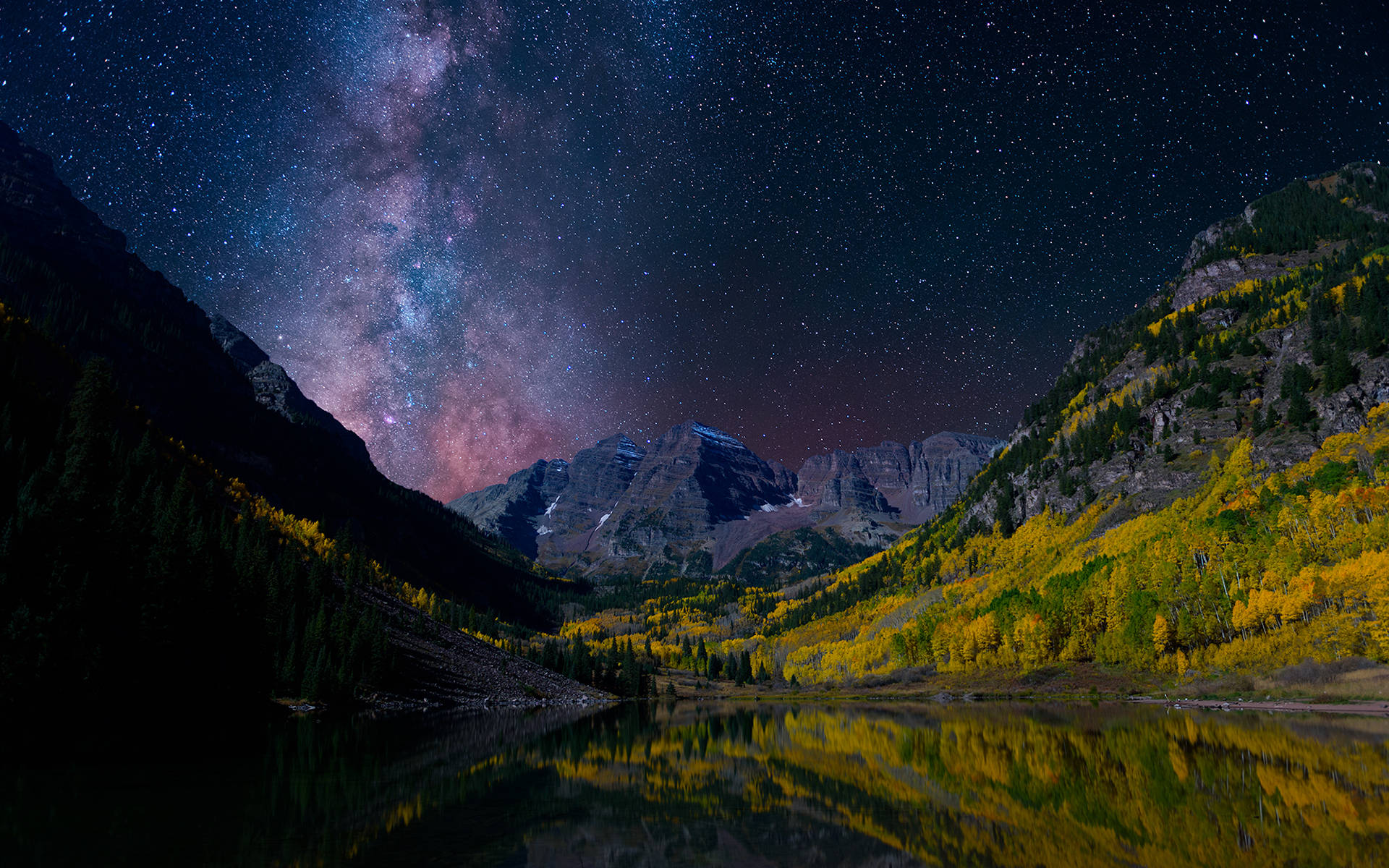 Lake 桌布 壁紙 — 銀河系在一個山谷上空拱起，秋天的樹木在繁星點點的夜空下倒映在平靜的湖面上。