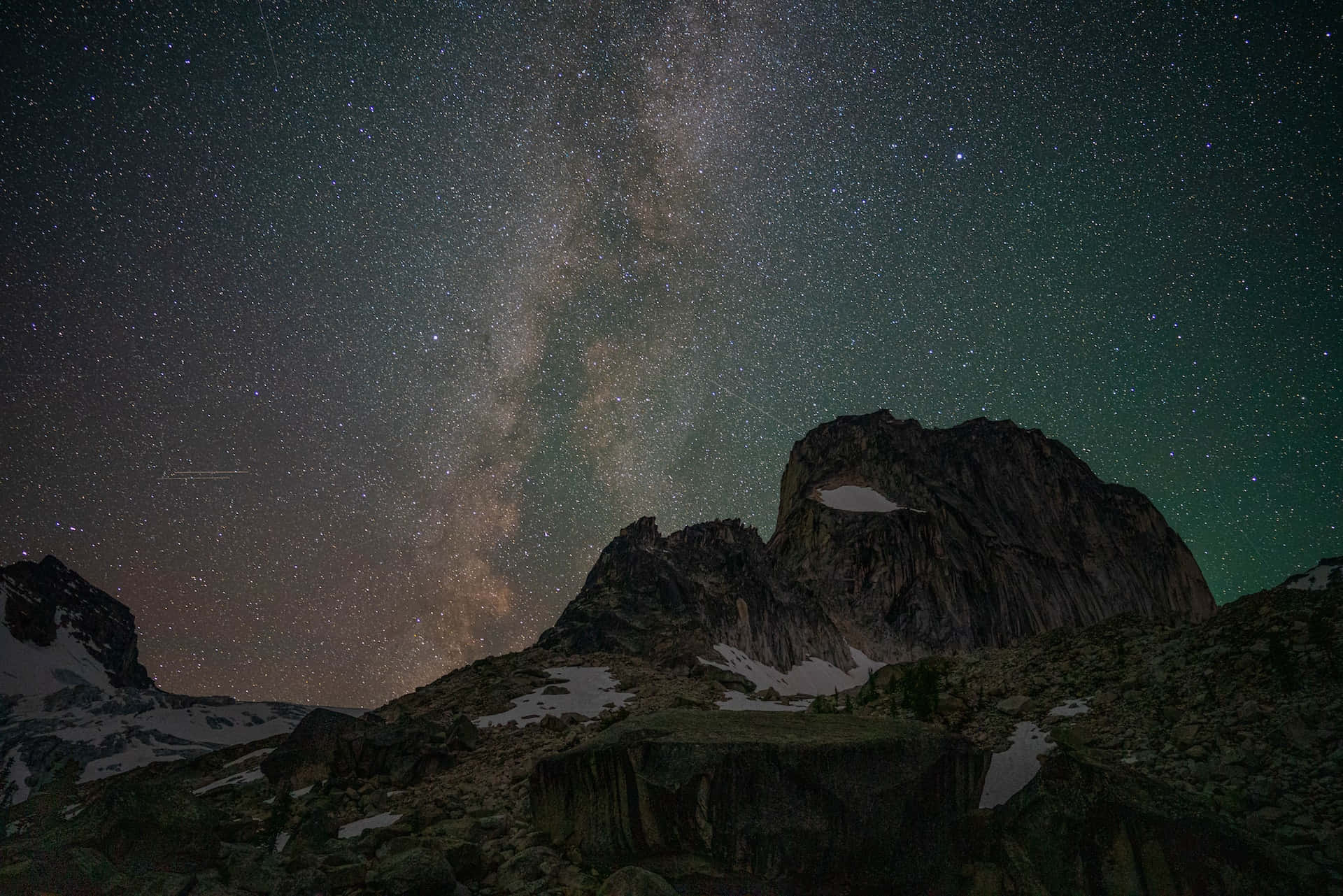 Peaceful Relaxing 桌布 壁紙 — 銀河系在繁星點點的夜空下，在崎嶇的積雪山峰上燦爛地拱起。