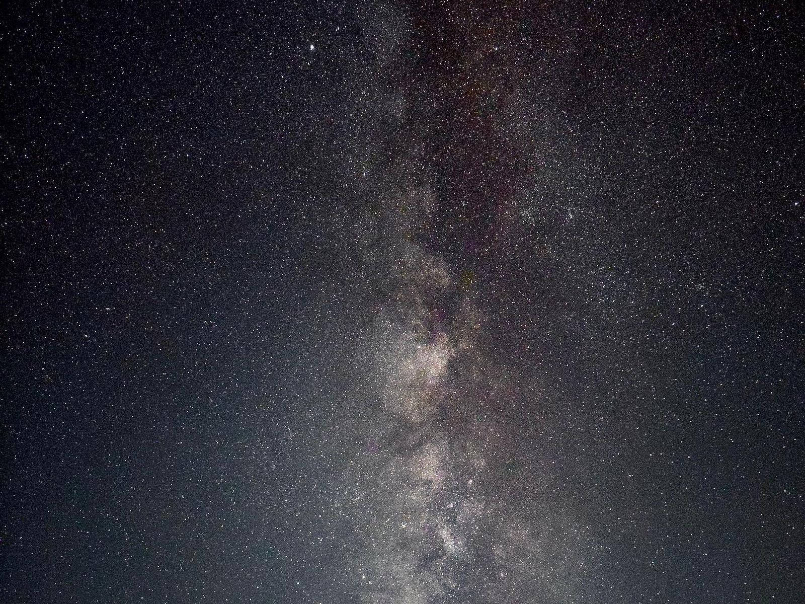 太空 桌布 壁紙 — 銀河系垂直延伸在繁星點點的夜空中的壯麗景色。