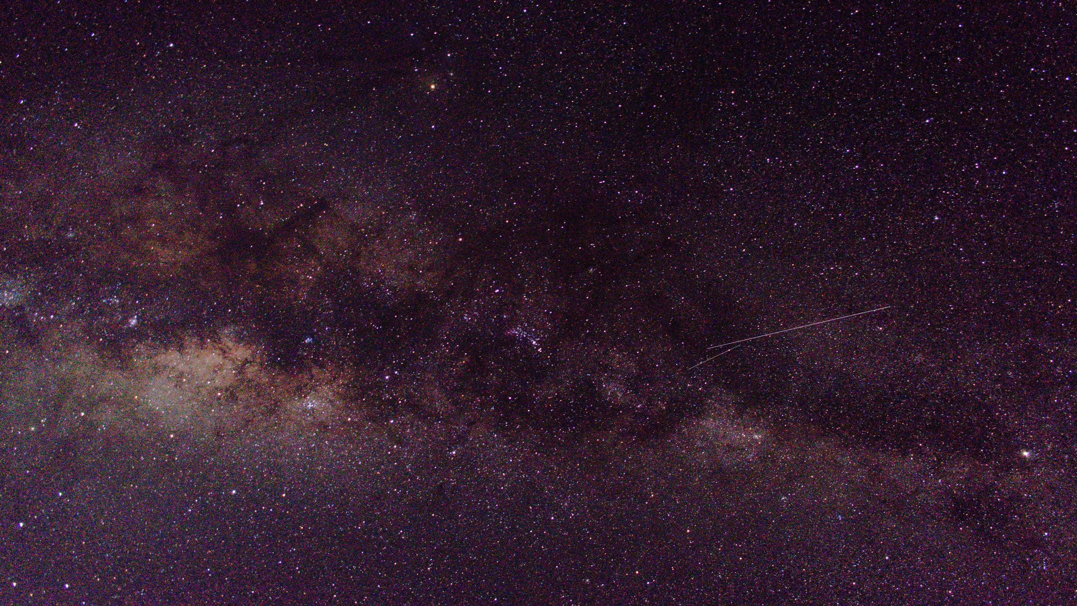 Constellation 桌布 壁紙 — 銀河系被宇宙塵埃劃過，一條明亮的流星軌跡劃破繁星點點的夜空，令人嘆為觀止。