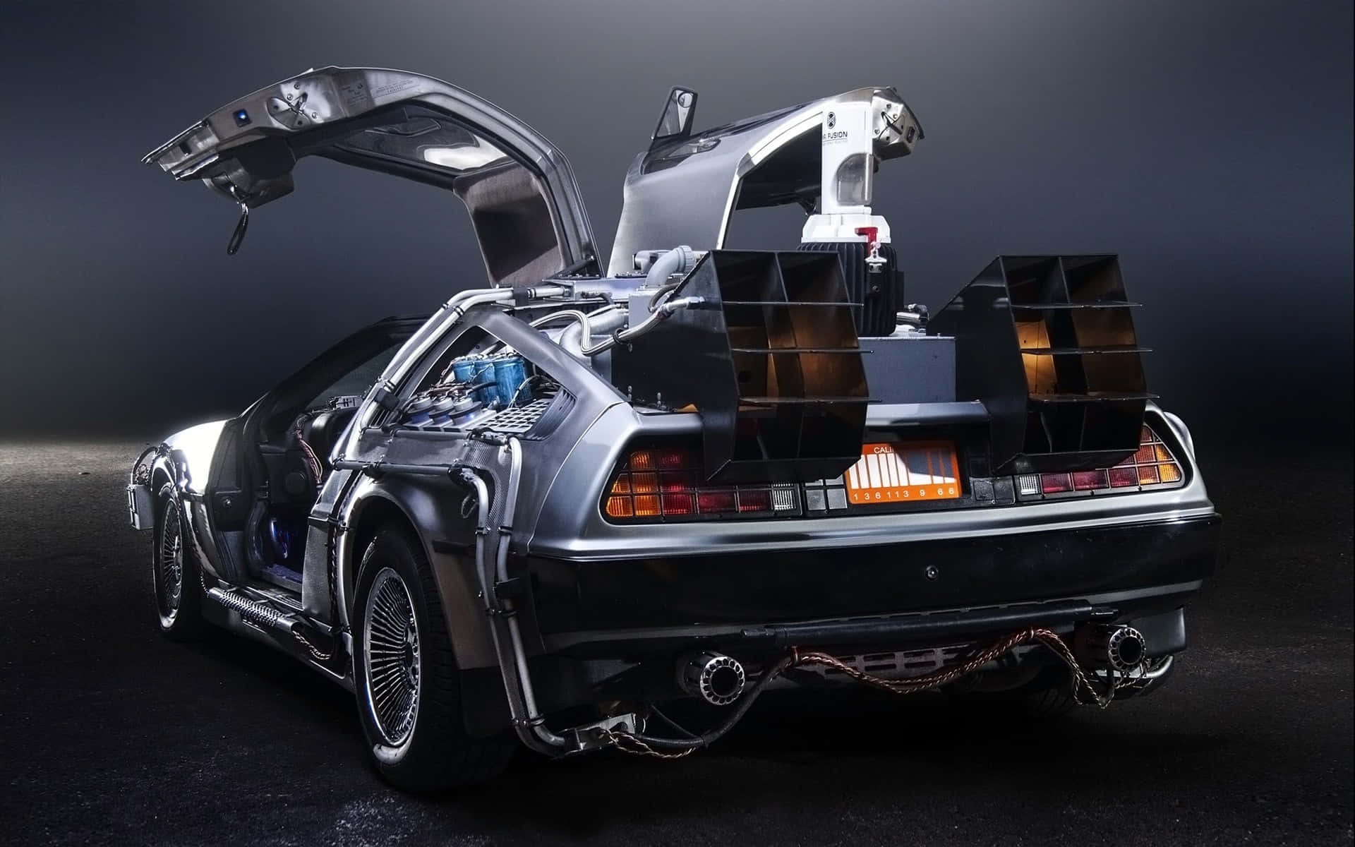 回到未來 桌布 壁紙 — 銀色 DeLorean 時光機，鷗翼門打開，展現其未來主義內飾和通量電容器。