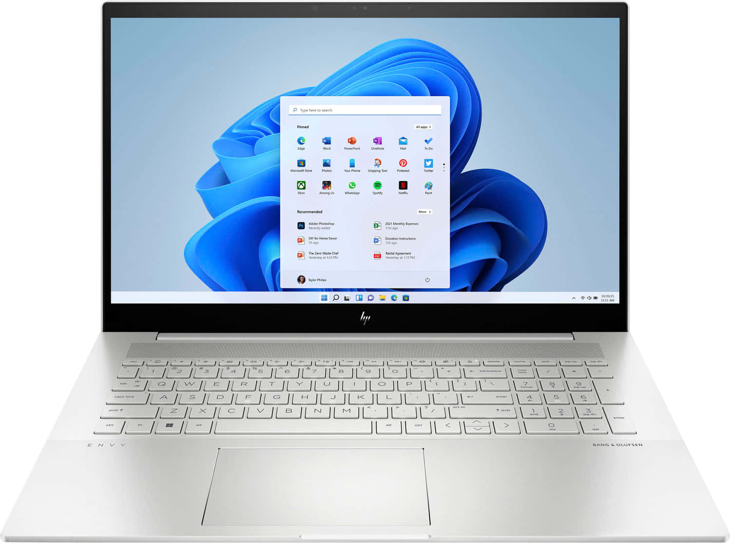 筆電 桌布 壁紙 — 銀色 HP Envy 筆記型電腦打開，顯示 Windows 開始功能表，背景為藍色抽象圖案。