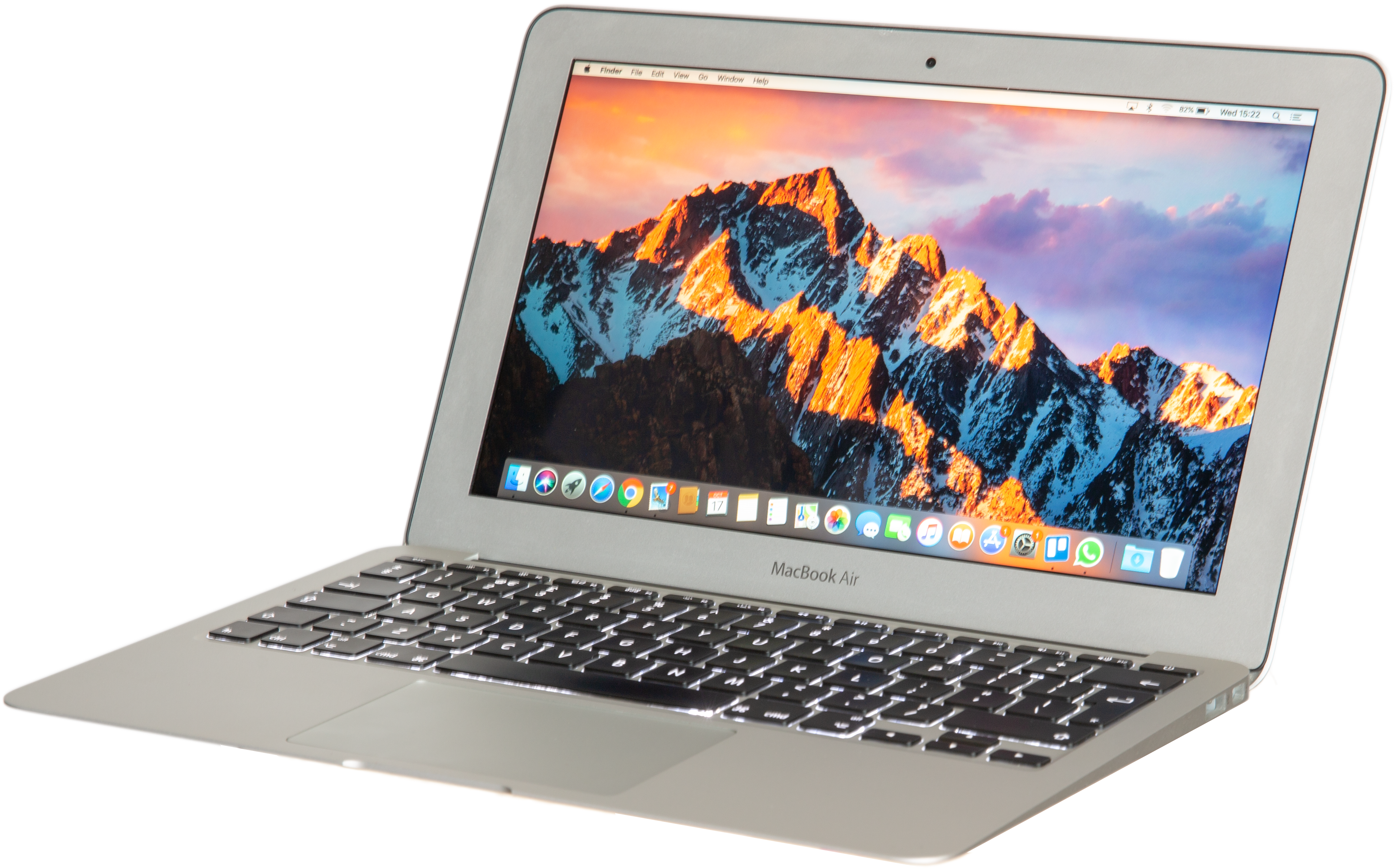 MacBook 動態圖片 桌布 壁紙 — 銀色 MacBook Air 筆記型電腦打開，螢幕上顯示雪山上充滿活力的日落。