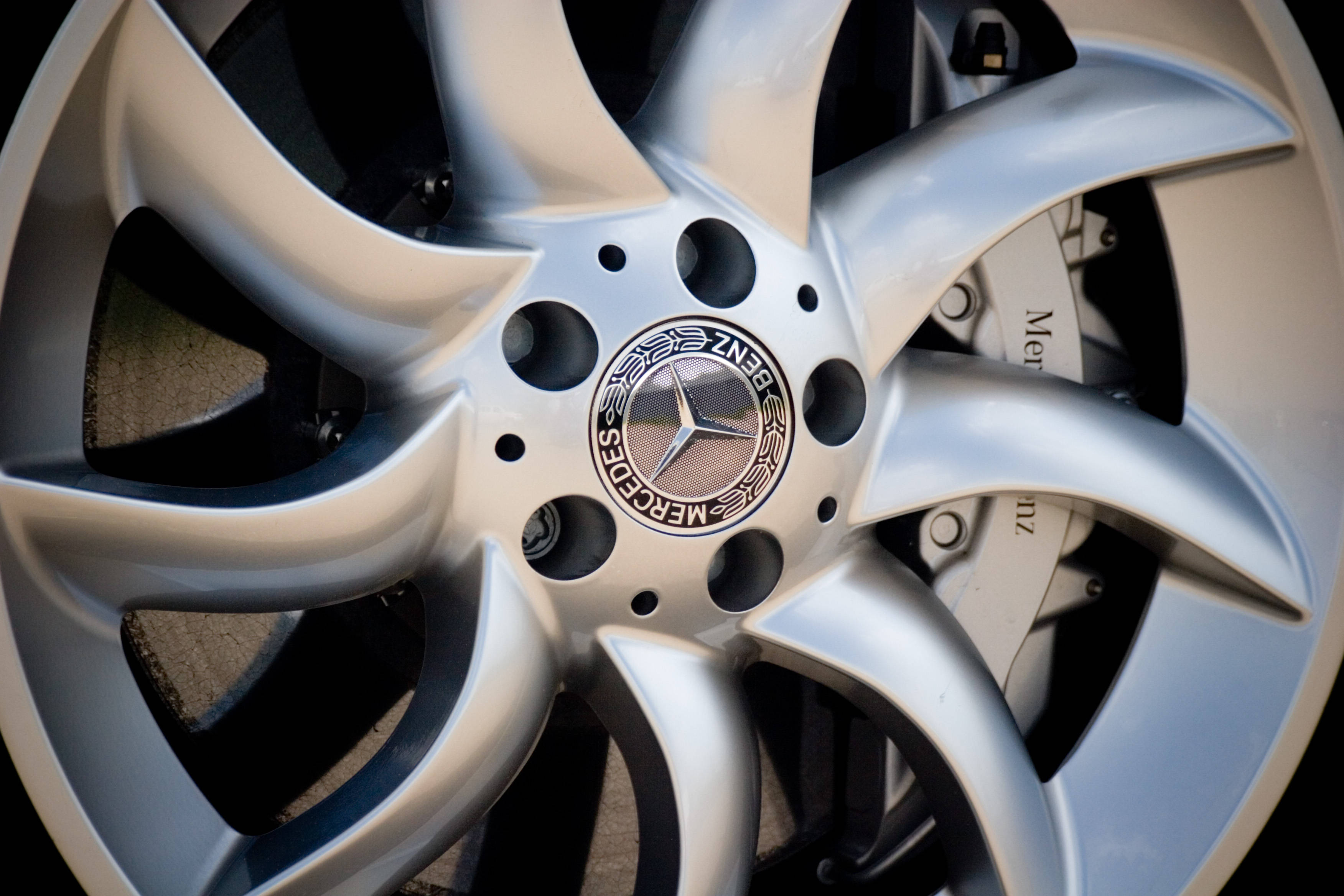 HD mercedes 桌布 壁紙 — 銀色 Mercedes-Benz 車輪特寫，具有時尚的輪輻和可見的制動卡鉗。