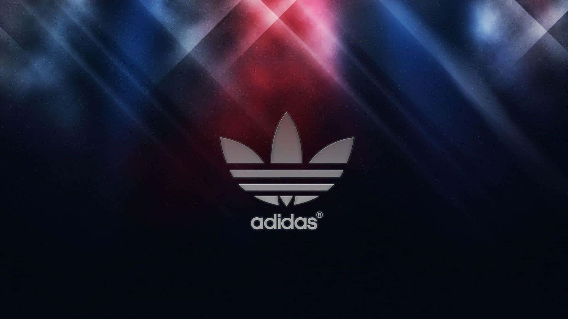 愛迪達 桌布 壁紙 — 銀色Adidas三葉草標誌在深色背景上發光，伴隨著動態的紅、藍、白三色光條。