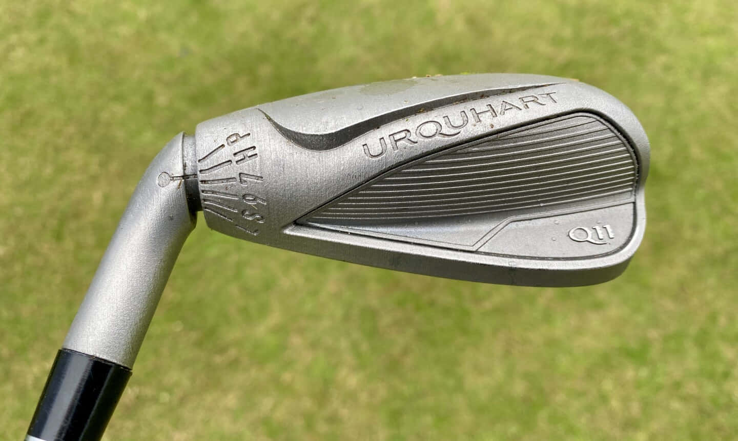 Golf Club 桌布 壁紙 — 銀色Urquhart Q11高爾夫鐵桿放在充滿活力的綠色草地上的特寫。