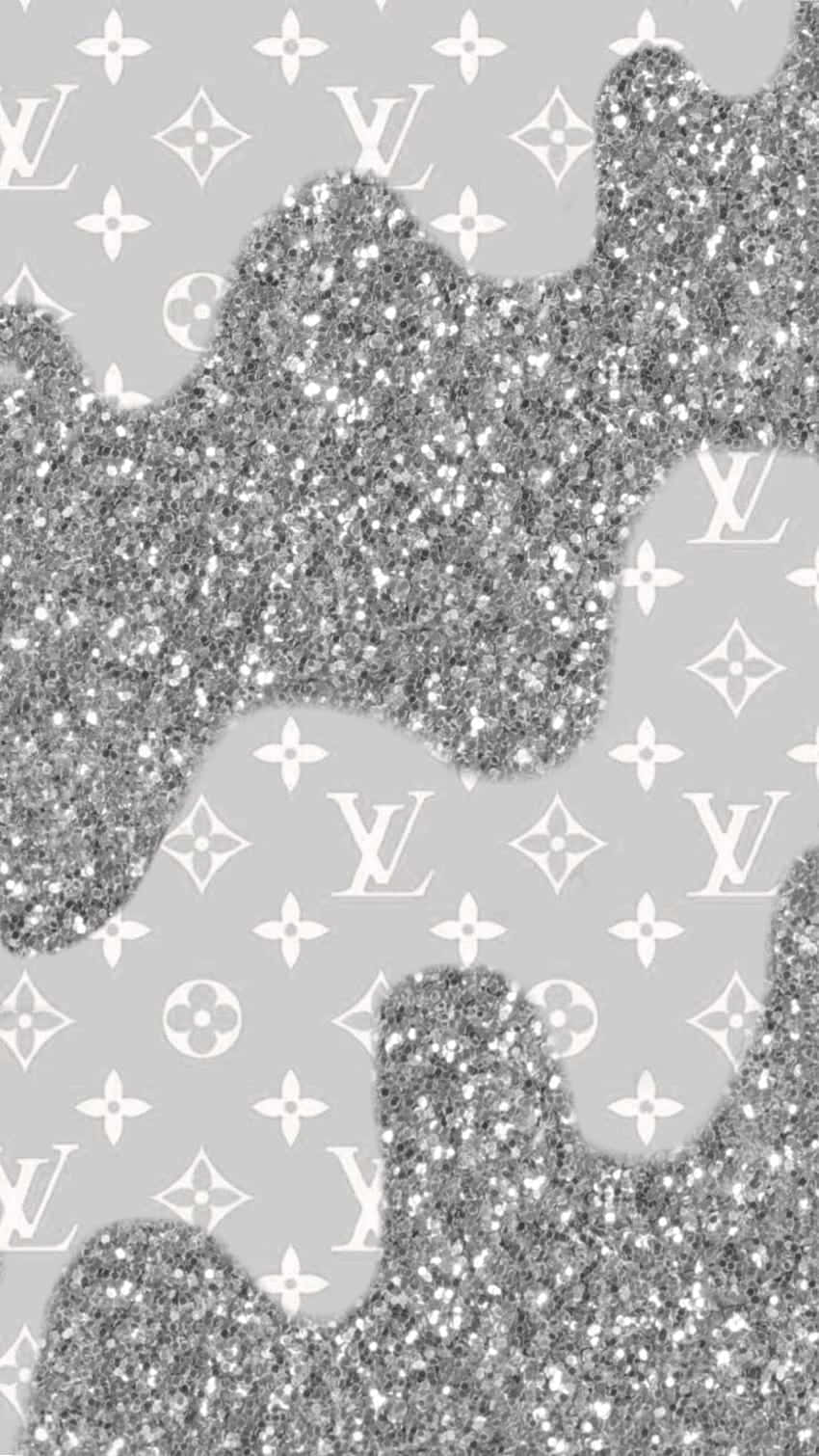 Silver Aesthetic iPhone 桌布 壁紙 — 銀色亮片灑在淺灰色背景上重複的路易威登字母圖案上。