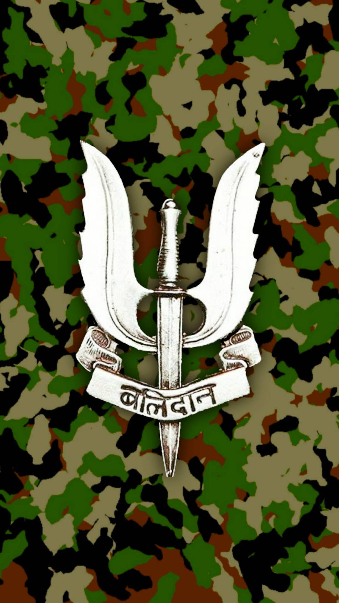 銀色印度陸軍傘兵徽章，帶有劍和翅膀，迷彩背景。 — 印度軍隊 壁紙