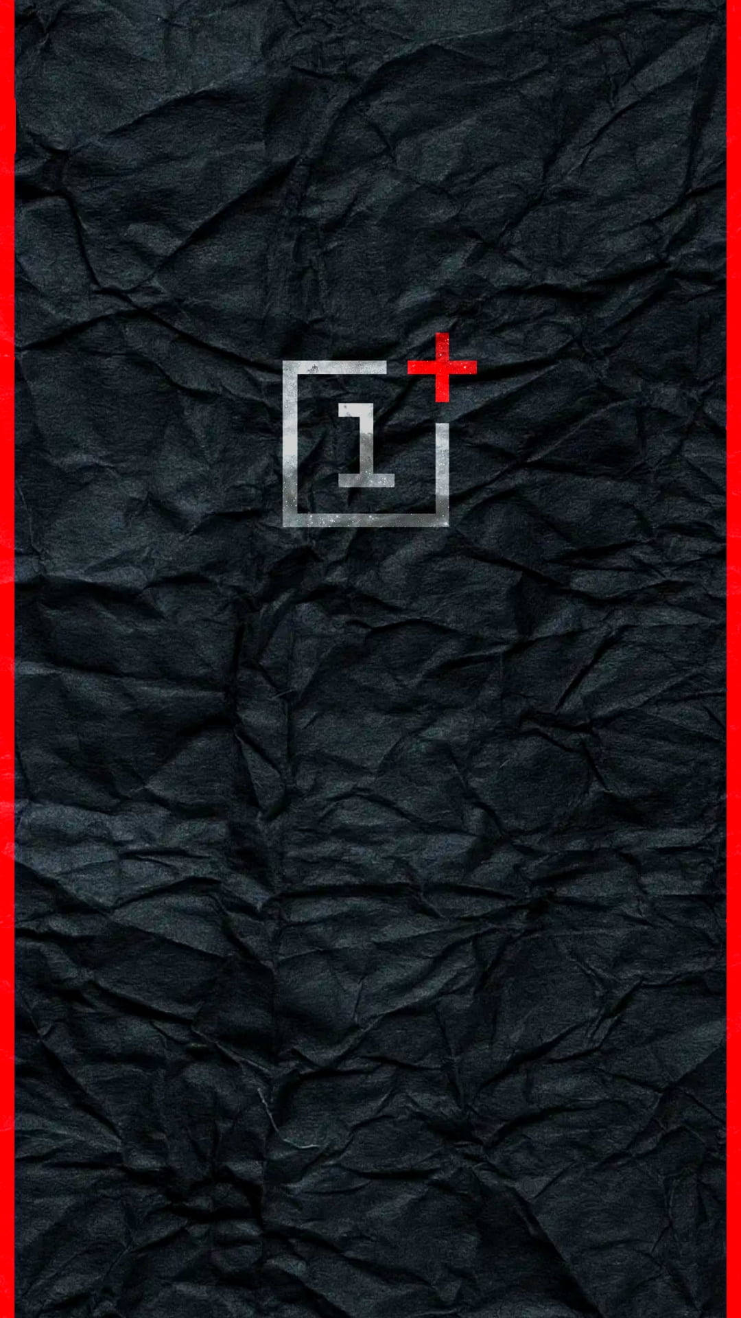 黑色 桌布 壁紙 — 銀色和紅色的 OnePlus 標誌居中於帶有粗紅色垂直邊框的皺黑紙上。
