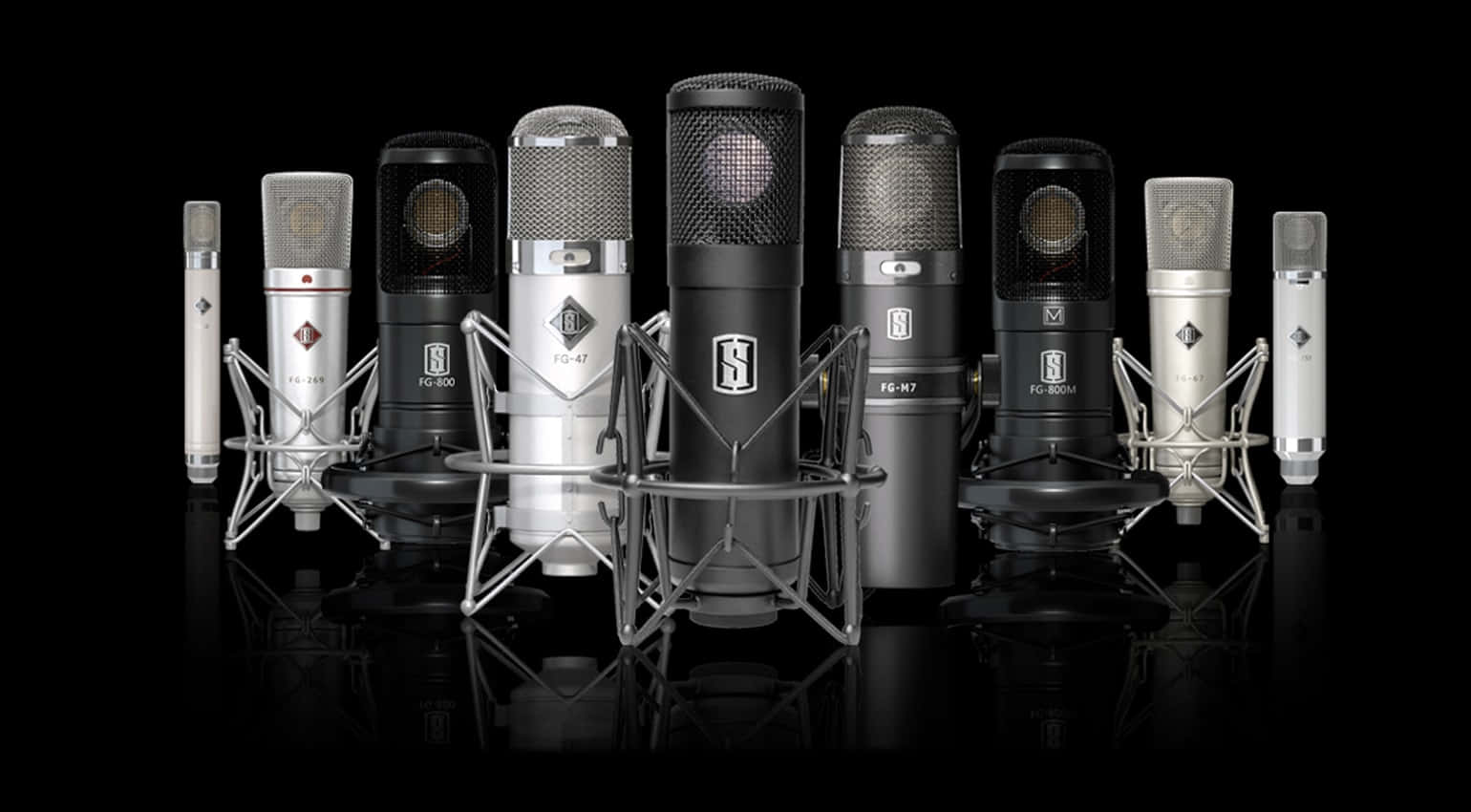 Microphones 桌布 壁紙 — 銀色和黑色的專業錄音室麥克風整齊排列在反光的黑色表面上。