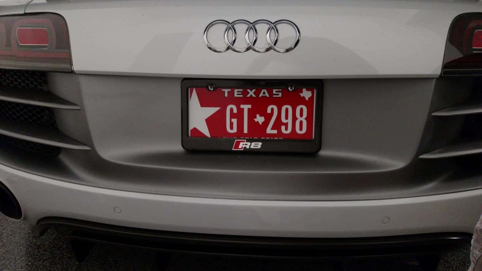 License Plate 桌布 壁紙 — 銀色奧迪R8車尾特寫，帶有德州車牌，紅色星星及GT-298登記號碼。